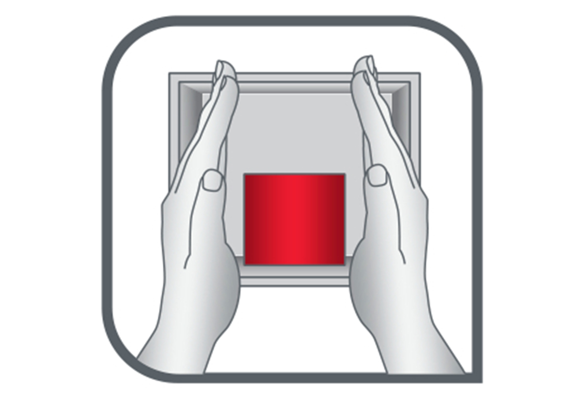 Παρουσιάζει 2 χέρια που δείχνουν το συμπαγές μέγεθος του αποχυμωτή.